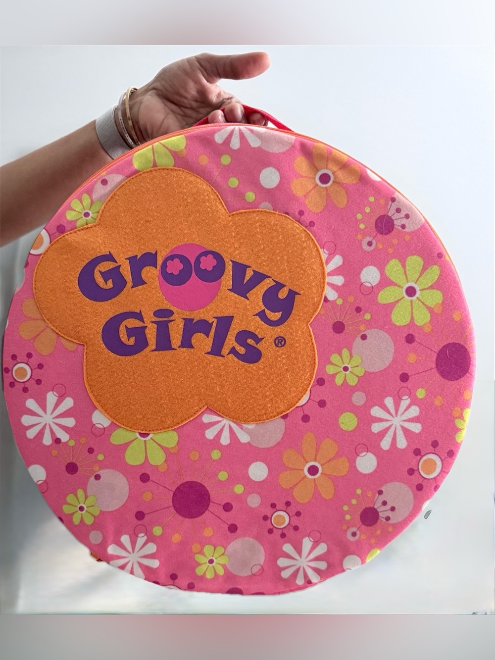 Rare Manhattan Groovy Girls Round Carrying Case with accessories